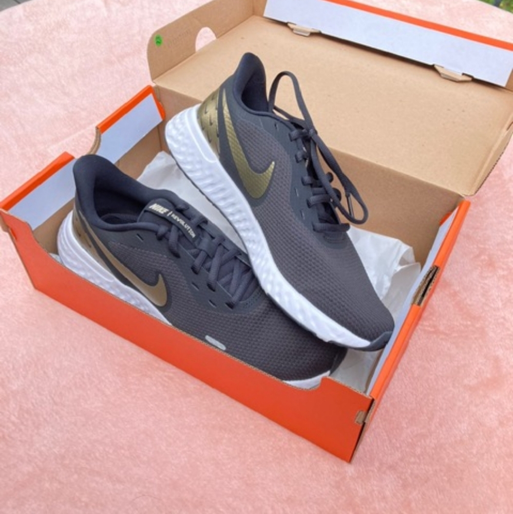 Womens Revolution Size 9